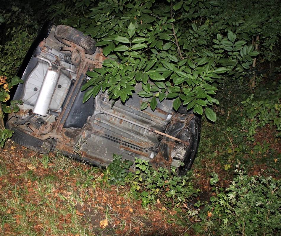 Alkoholfahrt in Grevenbroich endet mit Crash: Unfallfahrer ist so betrunken, dass er nicht ohne Hilfe stehen kann