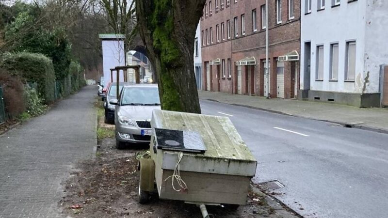 Ein Neusser in Mönchengladbach: Parkt der Anhänger – oder wird er auch bewegt?