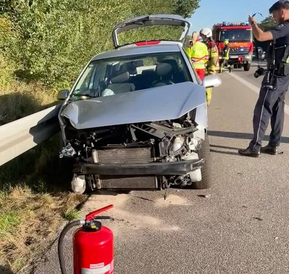 Freiwillige Feuerwehr Alpen im Einsatz: Auto gerät auf A57 ins Schleudern