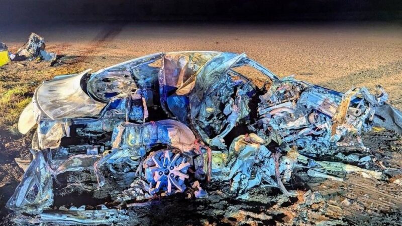 Auto prallte gegen Baum: Polizei sucht Zeugen zum Unfallwagen mit drei Toten in Bedburg-Hau