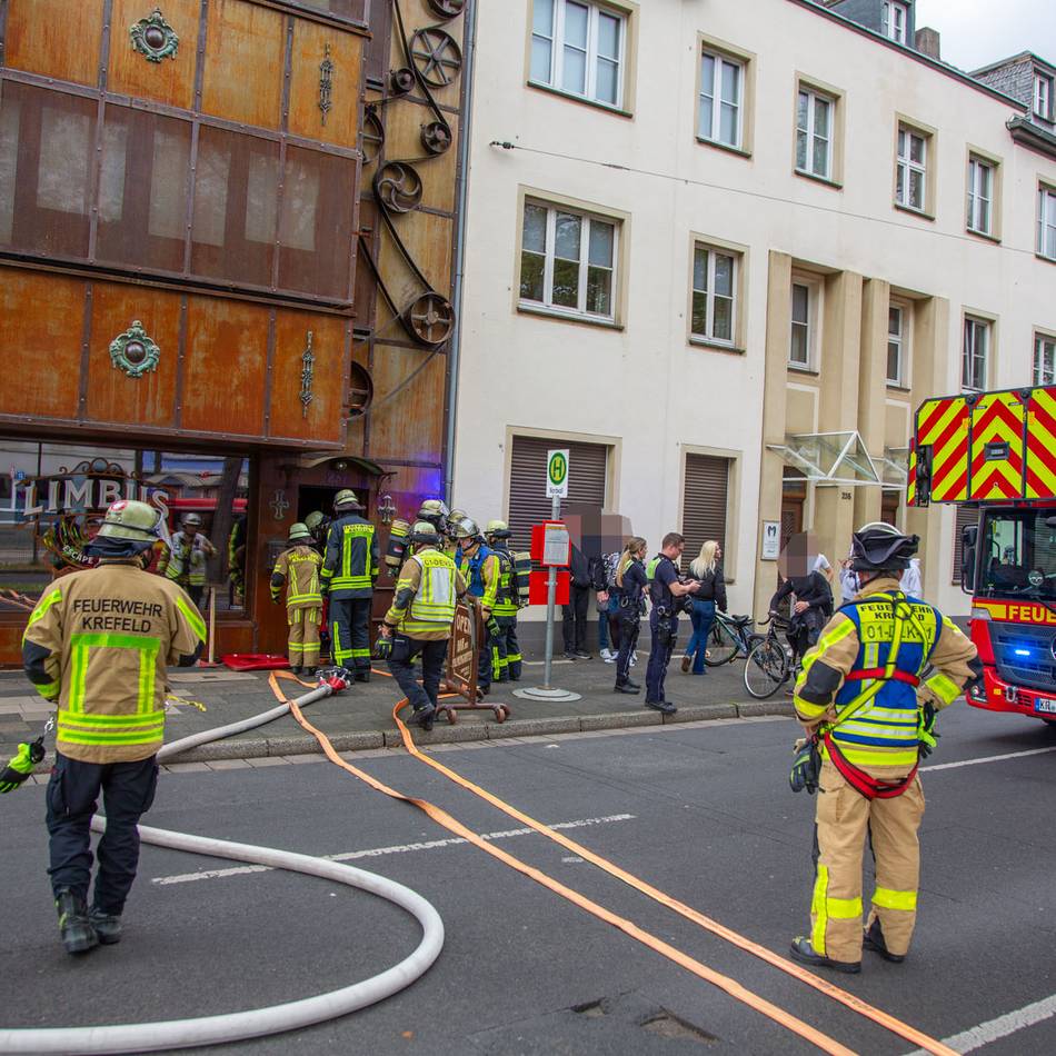 Brand in Krefeld: Ostwall während Feuerwehreinsatz gesperrt