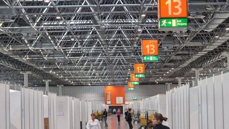 Briefwahl in Düsseldorf: Über 1000 Ehrenamtliche zählen die Briefwahl-Stimmen in der Messe-Halle aus
