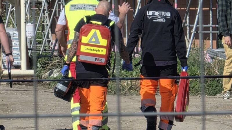 Polizei ermittelt: Arbeiter fällt vom Dach des Netto-Neubaus in Pfalzdorf