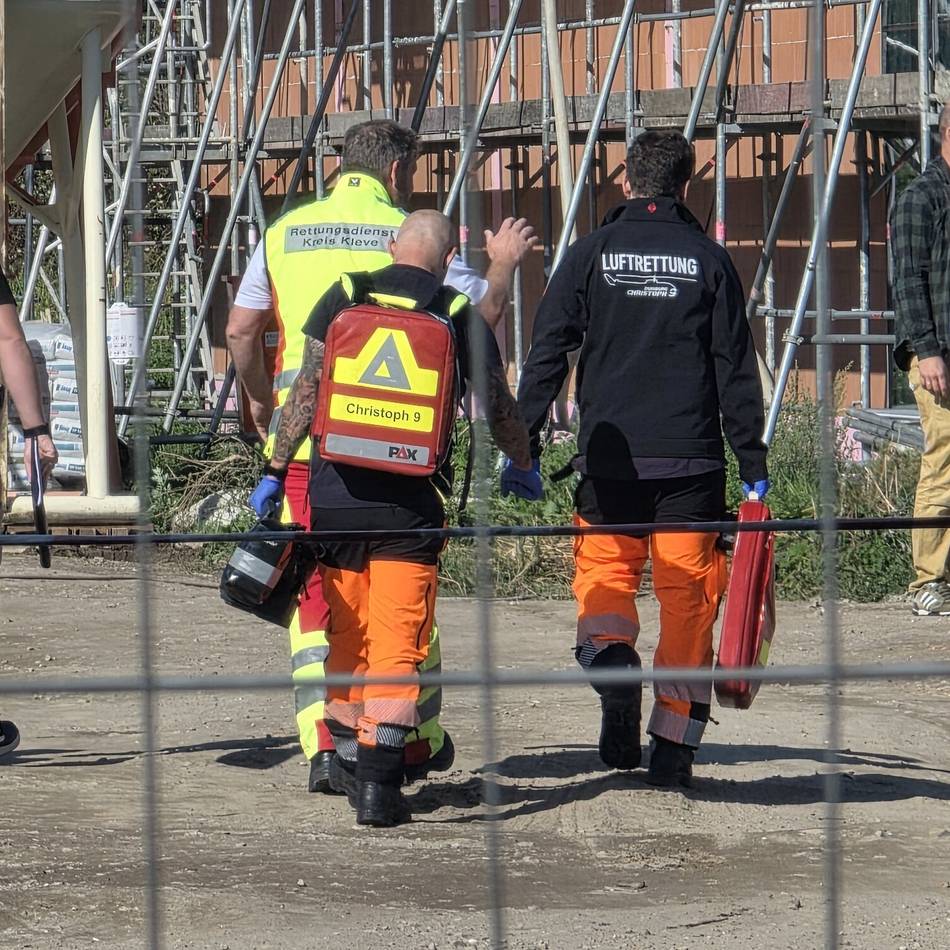 Polizei ermittelt: Arbeiter fällt vom Dach des Netto-Neubaus in Pfalzdorf