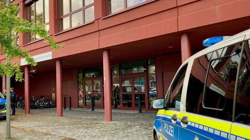 18-Jähriger aus Kleve hat schon gestanden: Drohmail an die Gesamtschule – Polizei vernimmt weitere Verdächtige