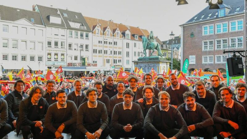 Zwischen Nostalgie und Zuversicht: Die DEG feiert auf dem Rathausplatz – und äußert sich noch mal zur Olsen-Freistellung