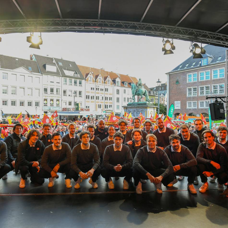 Zwischen Nostalgie und Zuversicht: Die DEG feiert auf dem Rathausplatz – und äußert sich noch mal zur Olsen-Freistellung
