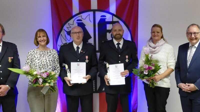 Feuerwehr Rees: Silbernes Feuerwehrehrenzeichen für Burgschat und Storm