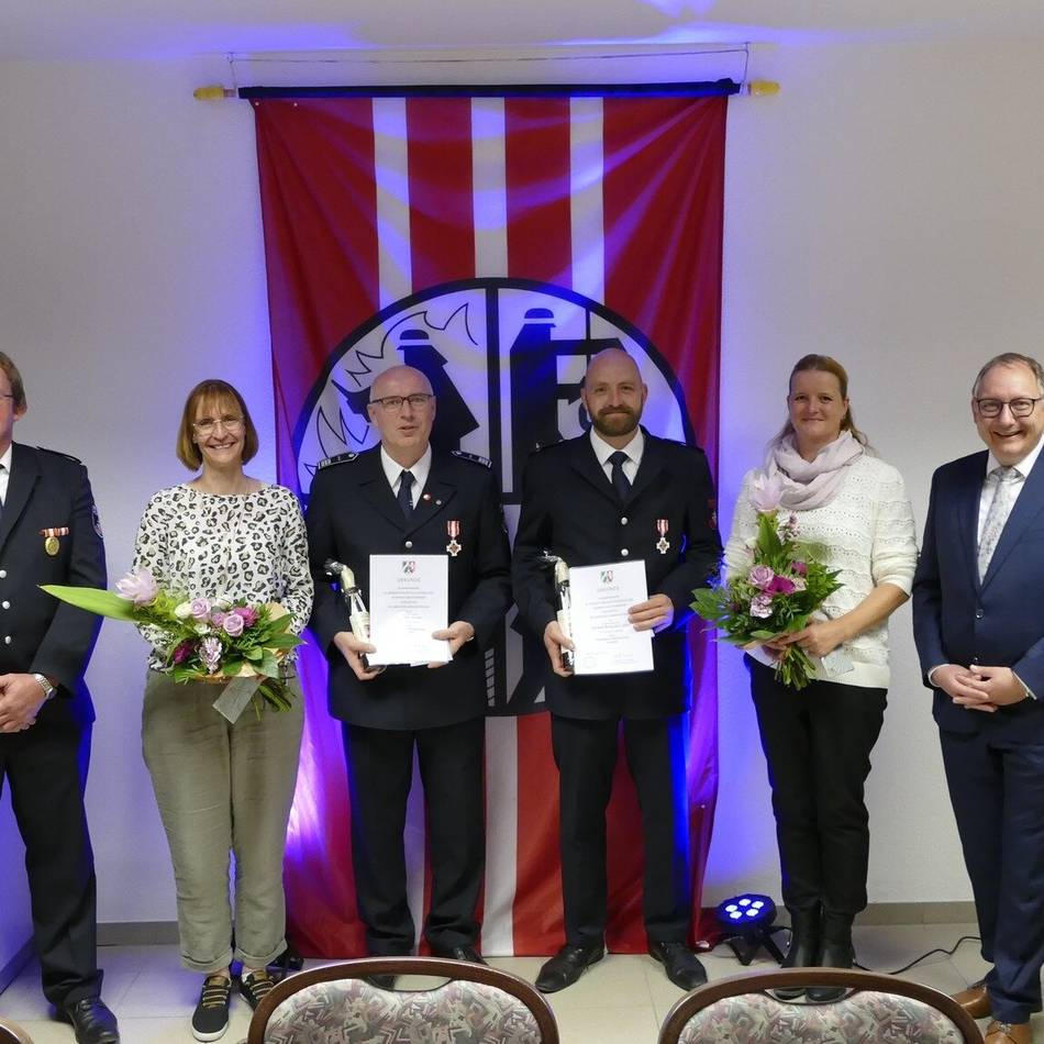 Feuerwehr Rees: Silbernes Feuerwehrehrenzeichen für Burgschat und Storm