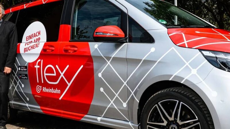 Flexy fährt weiter: Rheinbahn-Taxis fahren jetzt auch in die Düsseldorfer Altstadt