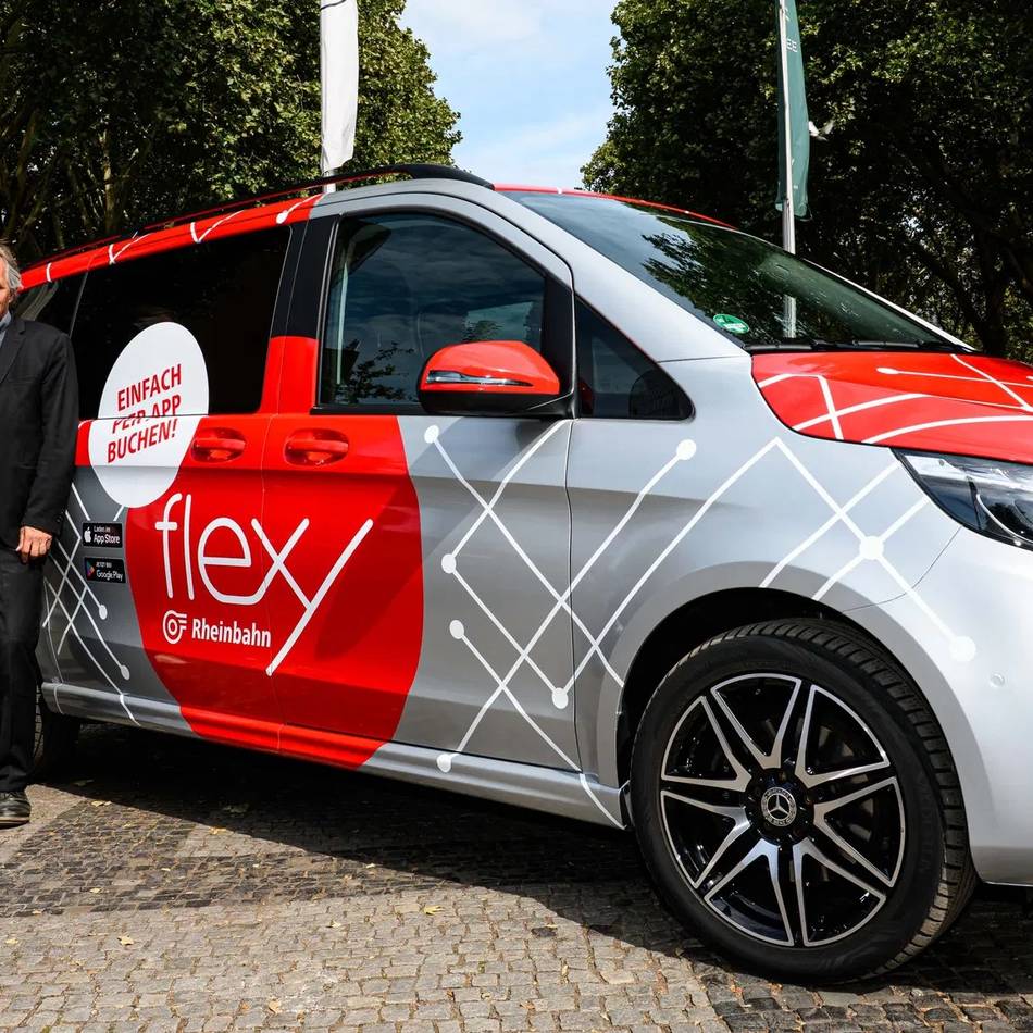 Flexy fährt weiter: Rheinbahn-Taxis fahren jetzt auch in die Düsseldorfer Altstadt