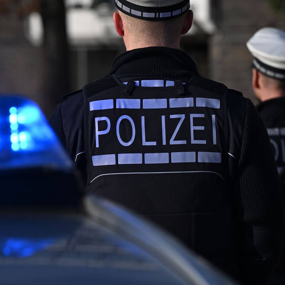 Polizei sucht Zeugen: Unbekannte attackieren Autofahrer