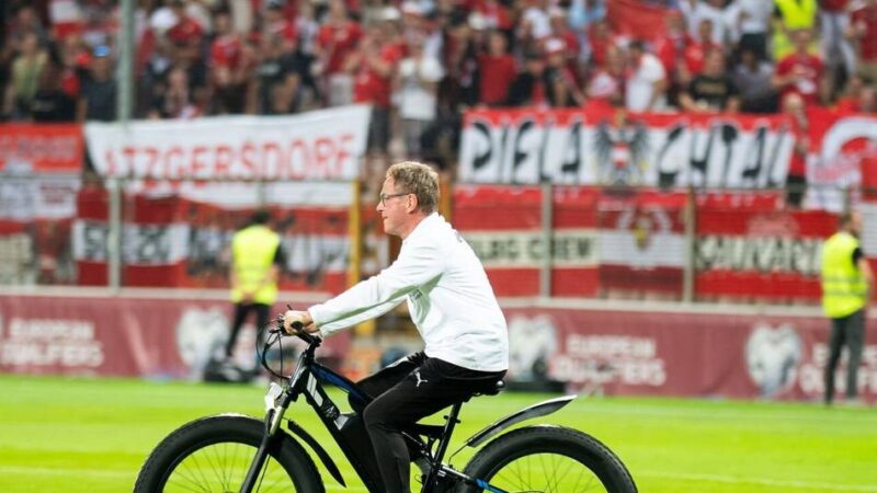 „Ein bisschen skurril und außergewöhnlich“: Österreich-Coach Rangnick fährt in Bosnien mit E-Bike übers Feld