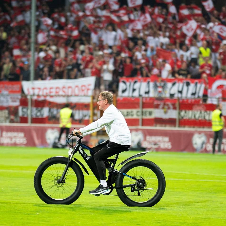 „Ein bisschen skurril und außergewöhnlich“: Österreich-Coach Rangnick fährt in Bosnien mit E-Bike übers Feld