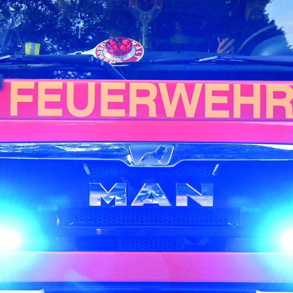 In Mönchengladbach-Herrath: Industriegebäude muss wegen eines Brandes geräumt werden