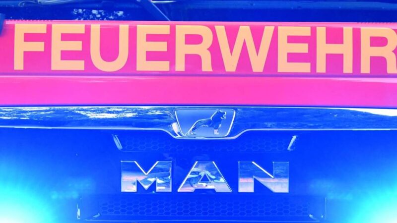 Brand in Nettetal: Feuer griff auf Brennholzlager über