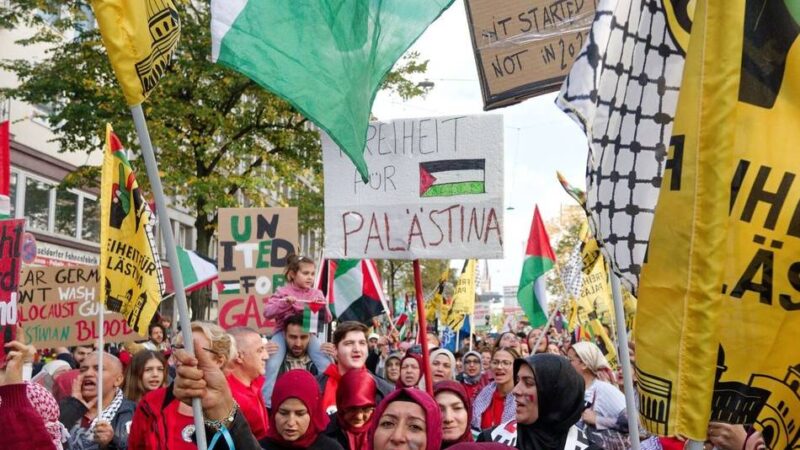Schwere Verkehrsbehinderungen: Mehrere Tausend Menschen bei Pro-Palästina-Demo in Düsseldorf