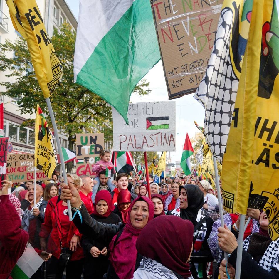 Schwere Verkehrsbehinderungen: Mehrere Tausend Menschen bei Pro-Palästina-Demo in Düsseldorf