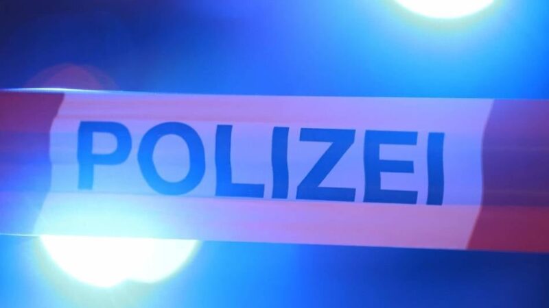 Polizei sucht nach flüchtigen Beteiligten: Schwerer Unfall an der Vennhauser Allee – Sperrungen für Autofahrer