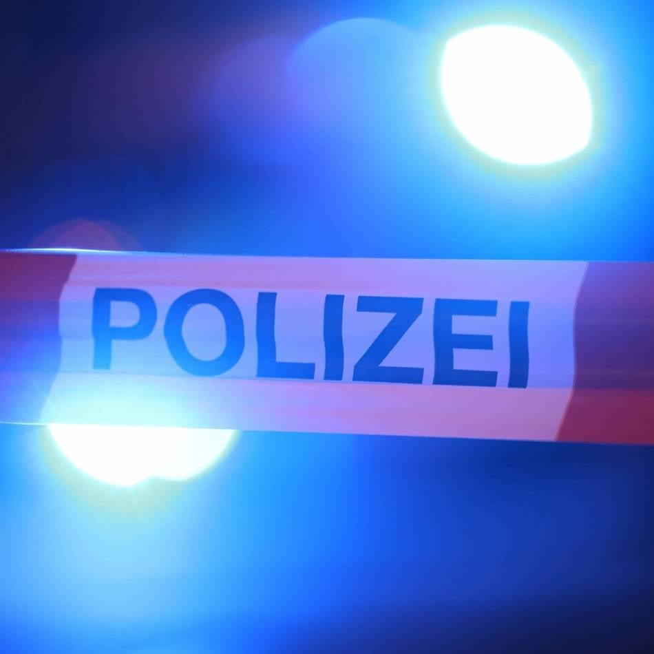 Polizei sucht nach flüchtigen Beteiligten: Schwerer Unfall an der Vennhauser Allee – Sperrungen für Autofahrer