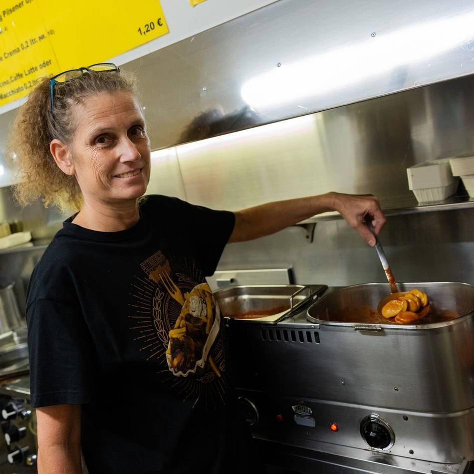 Erfinder hieß Peter Pomm: Duisburger Imbiss ist nun der offizielle Geburtsort der Currywurst