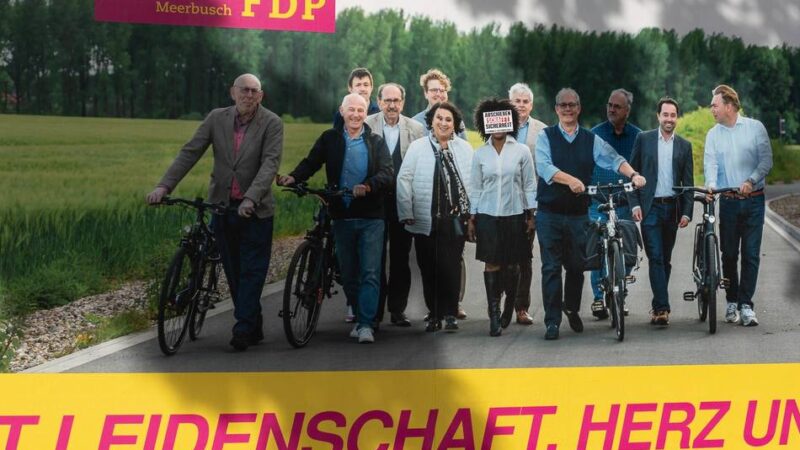 „Abscheu und Wut“ in Meerbusch: Rassistischer Aufkleber auf Wahlplakat der FDP