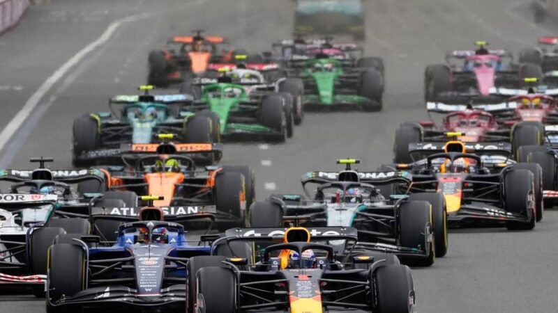 Formel 1 in Baku: Verstappen verkürzt WM-Rückstand – Piastri kracht in die Wand