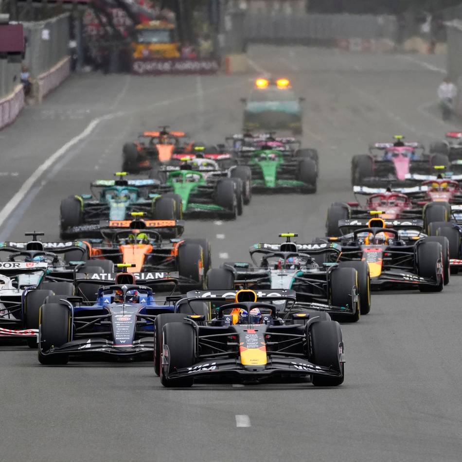 Formel 1 in Baku: Verstappen verkürzt WM-Rückstand – Piastri kracht in die Wand