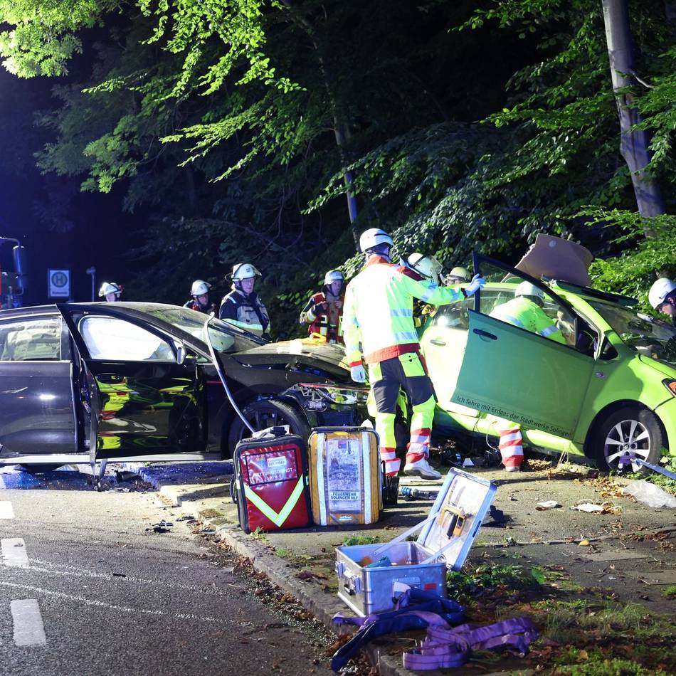 Fahrer im Auto eingeklemmt: Vier Verletzte bei Autounfall in Solingen
