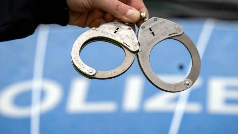 Nach Hinweis von Zeugen: Polizei nimmt zwei Einbrecher fest