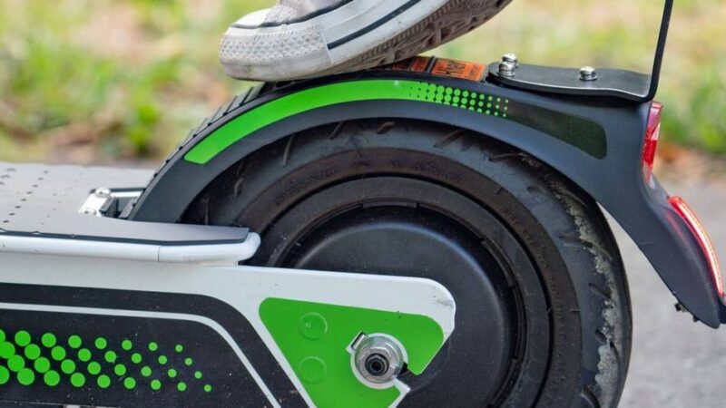 52-jährige Grevenbroicherin schwer verletzt: E-Scooter-Fahrerin prallt beim Ausweichen gegen Laterne