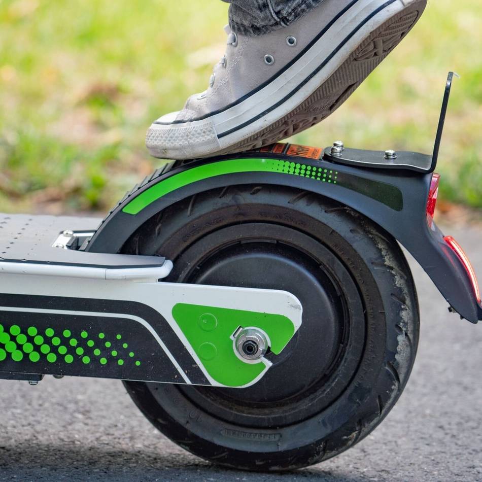52-jährige Grevenbroicherin schwer verletzt: E-Scooter-Fahrerin prallt beim Ausweichen gegen Laterne