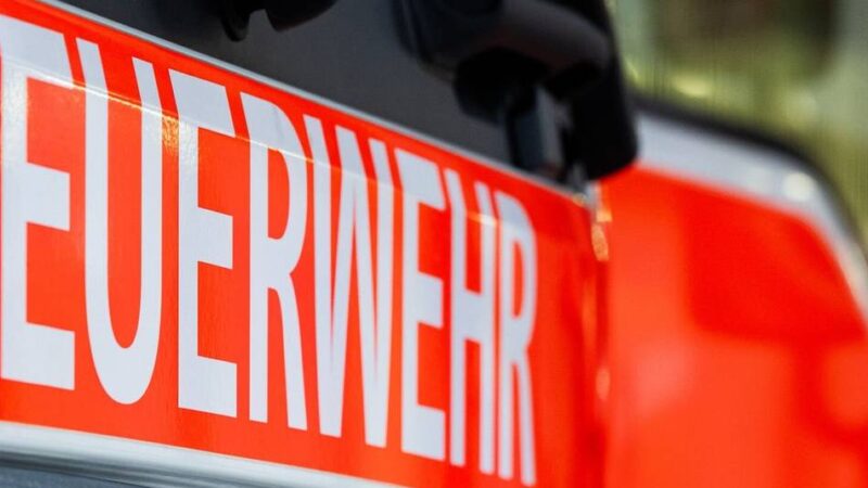 Einsatz in Hilden: Unbekannter steckt Mülltonne in Brand