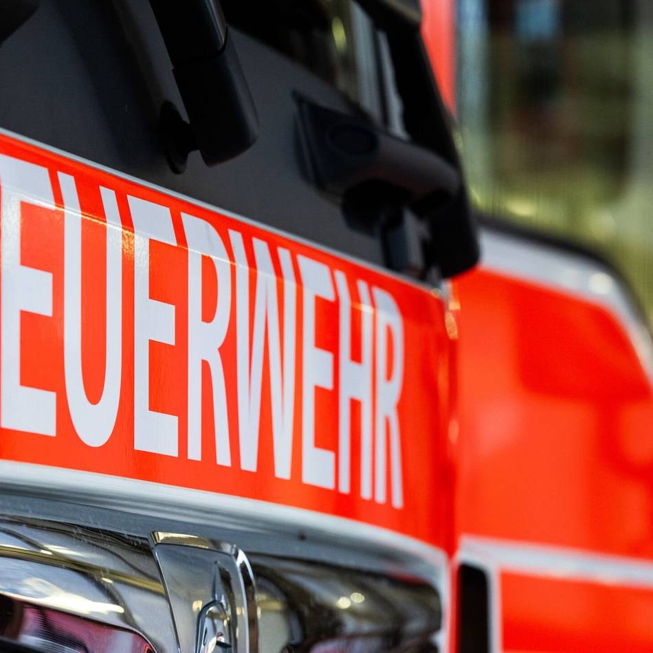 Einsatz in Hilden: Unbekannter steckt Mülltonne in Brand