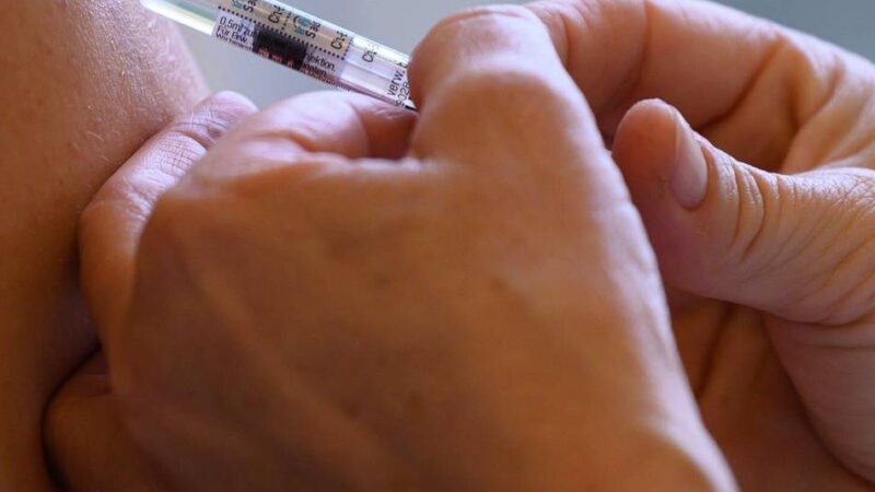 Rat des Gesundheitsamtes: Rhein-Kreis ruft zur Covid- und Grippe-Impfung auf