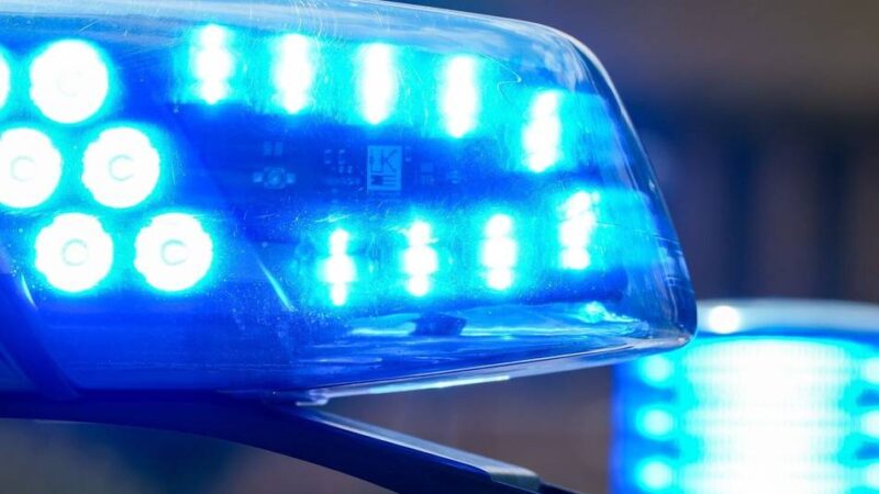 Fahndung der Polizei im Kreis Kleve: Unfallfahrer ließ 62-Jährigen schwer verletzt am Straßenrand liegen
