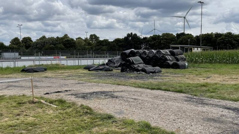 Anfrage der Grünen an den Rat: Falsche Lagerung von Kunstrasen sorgt in Veen für Ärger