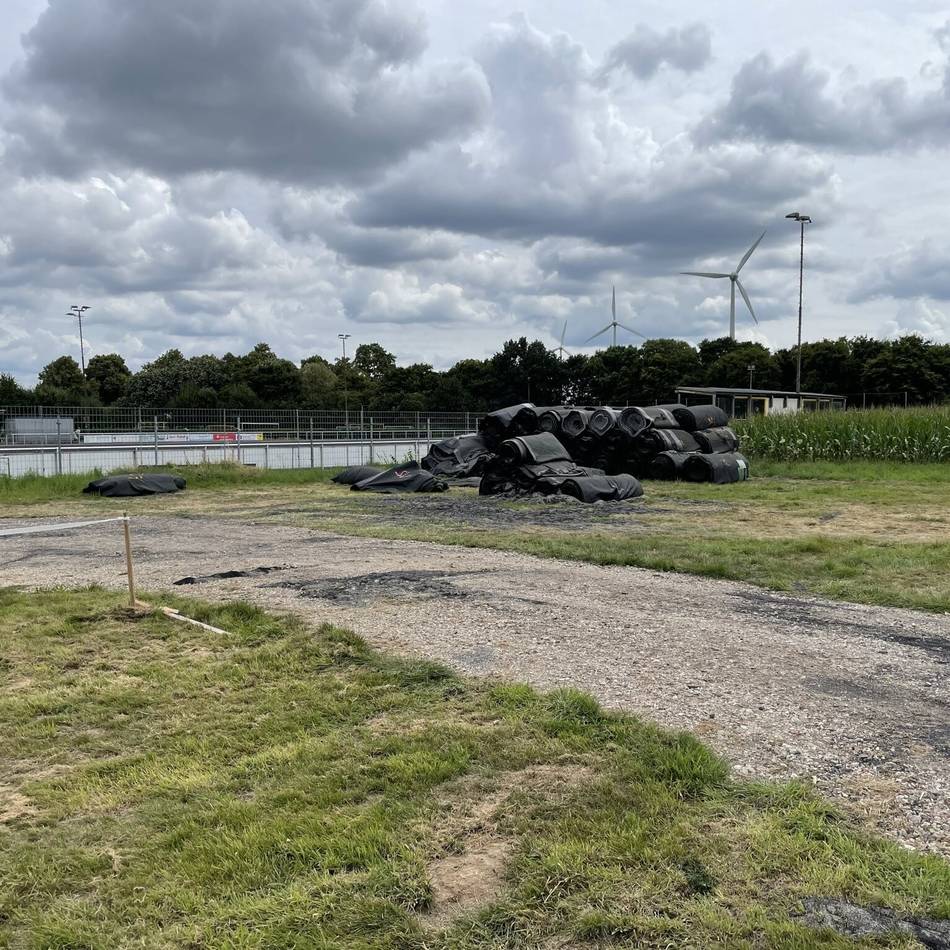 Anfrage der Grünen an den Rat: Falsche Lagerung von Kunstrasen sorgt in Veen für Ärger