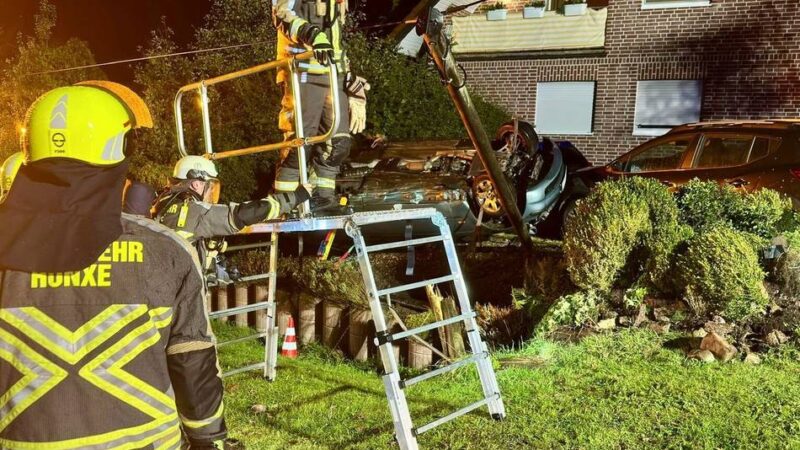 Unfall in Hünxe: Auto überschlägt sich und landet auf dem Dach in einem Vorgarten