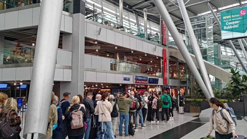 Urlauber sollen mehr Zeit einplanen: „Behördliche Weisungen“ – lange Schlangen am Flughafen Düsseldorf