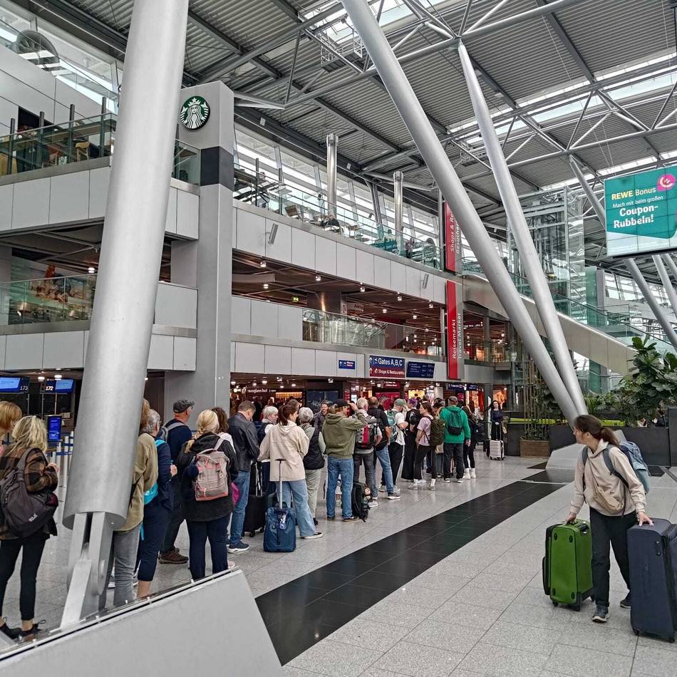 Urlauber sollen mehr Zeit einplanen: „Behördliche Weisungen“ – lange Schlangen am Flughafen Düsseldorf