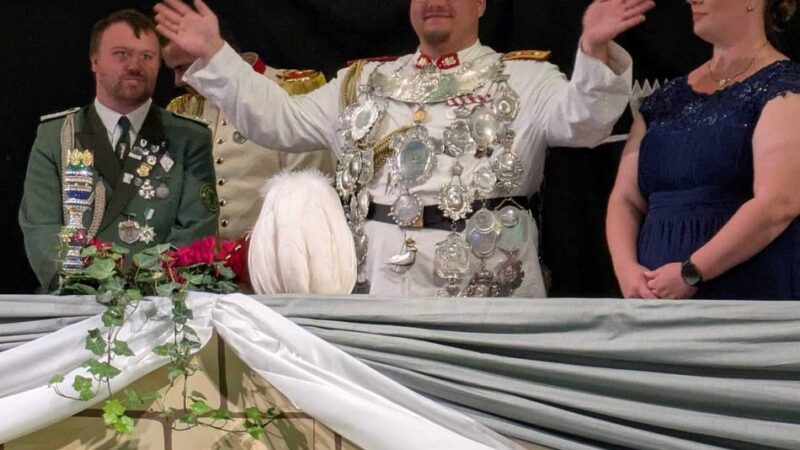 Neuer Schützenkönig in Krefeld-Oppum: Fabian Tichelkamp erfüllt sich mit Königswürde einen Traum