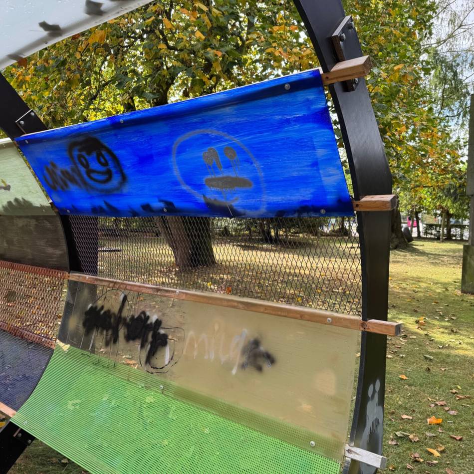 Vandalismus in Viersens Skulturengarten: Unbekannte beschmieren Kunstwerk „Weststream“