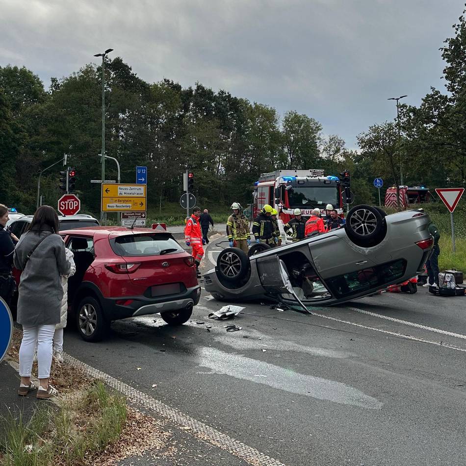 Abfahrt Reuschenberg: Unfall an der A57 in Neuss – Auto überschlägt sich