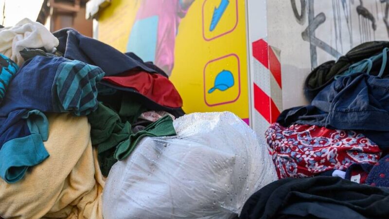Altkleidercontainer in Neuss: „Einmal haben wir sogar eine tote Katze gefunden“