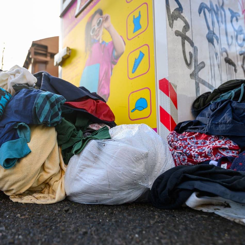 Altkleidercontainer in Neuss: „Einmal haben wir sogar eine tote Katze gefunden“