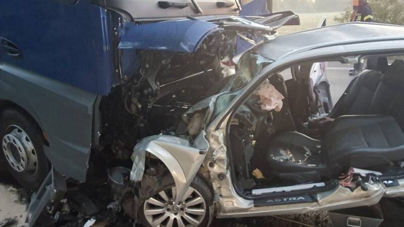 Tödlicher Unfall auf der B 473: Autofahrer stirbt bei Zusammenstoß mit Lkw in Hamminkeln