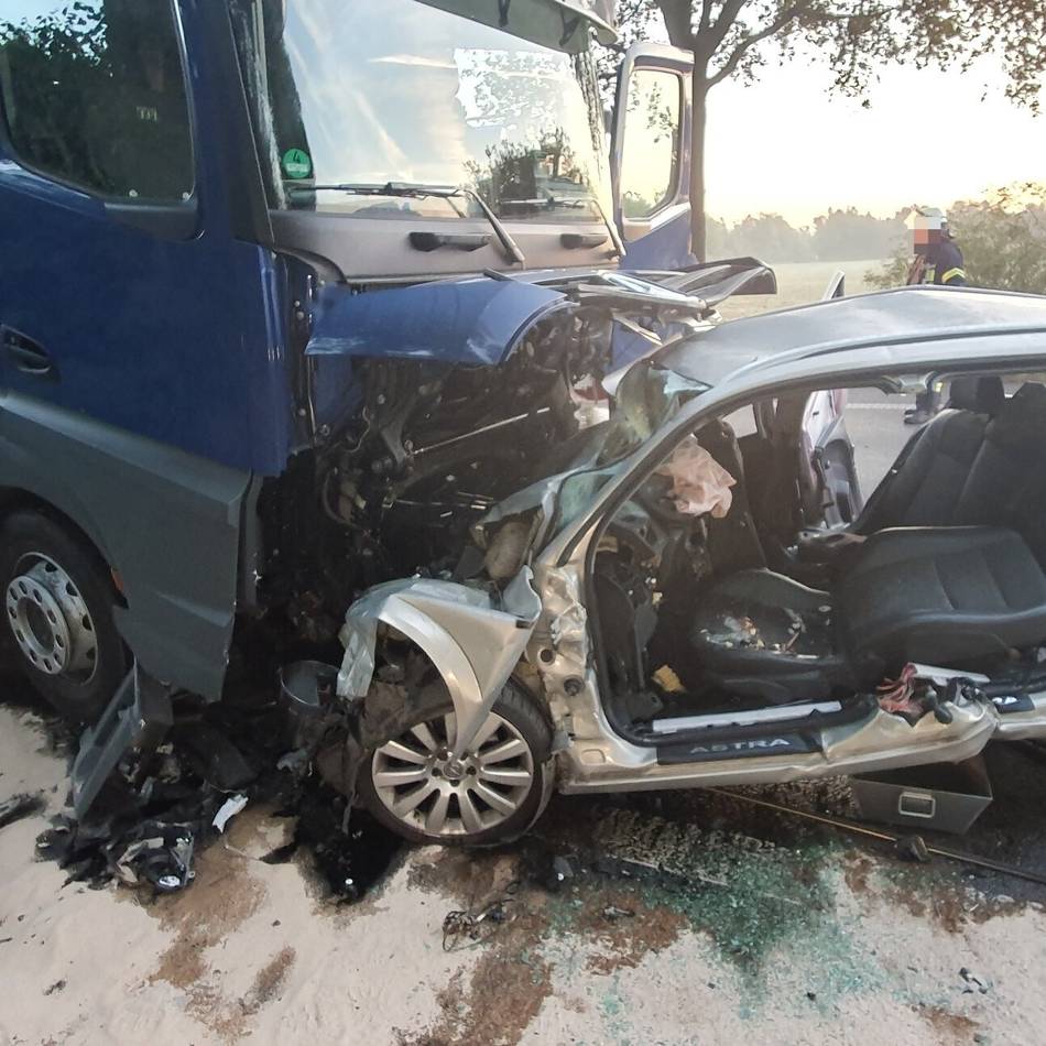 Tödlicher Unfall auf der B 473: Autofahrer stirbt bei Zusammenstoß mit Lkw in Hamminkeln