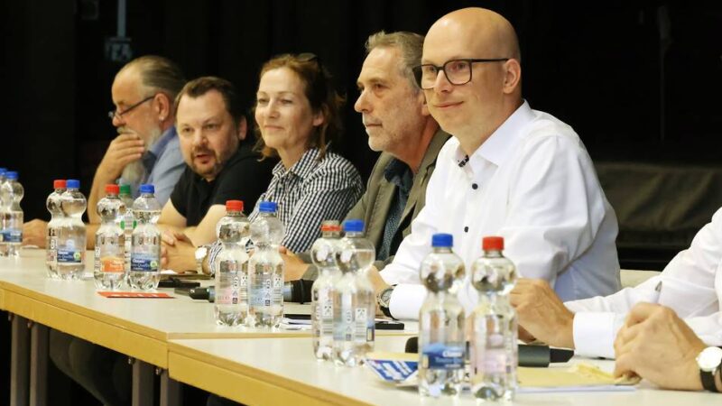 Sieben Parteien und Wählergemeinschaften auf dem Podium: Starre Positionen lassen wenig Raum für Diskussionen