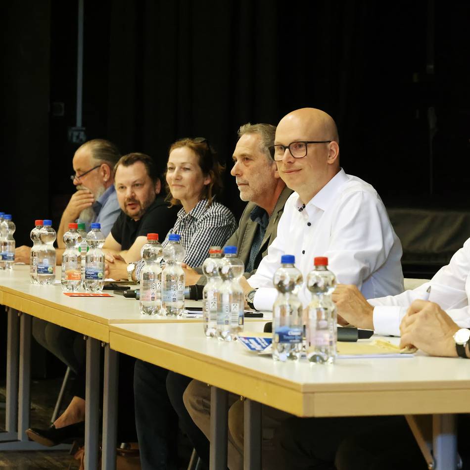 Sieben Parteien und Wählergemeinschaften auf dem Podium: Starre Positionen lassen wenig Raum für Diskussionen
